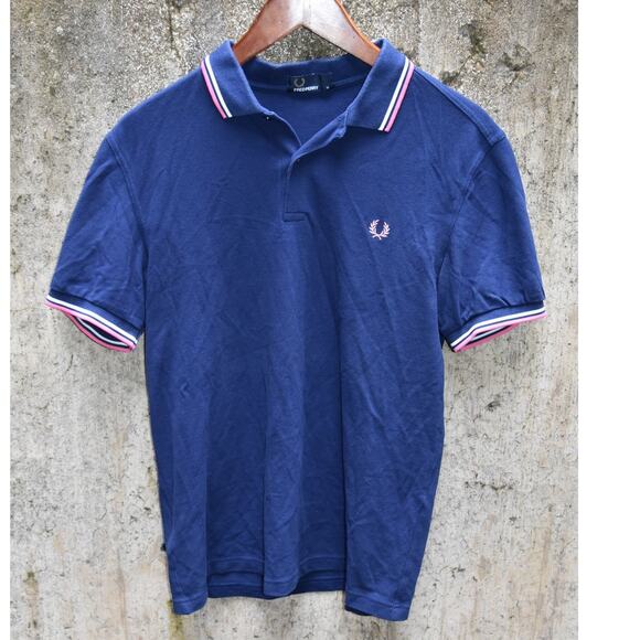 Fred Perry Navy Polo Shirt with Pink Laurel Wreath Logo Men’s Size M - Picture 1 of 3